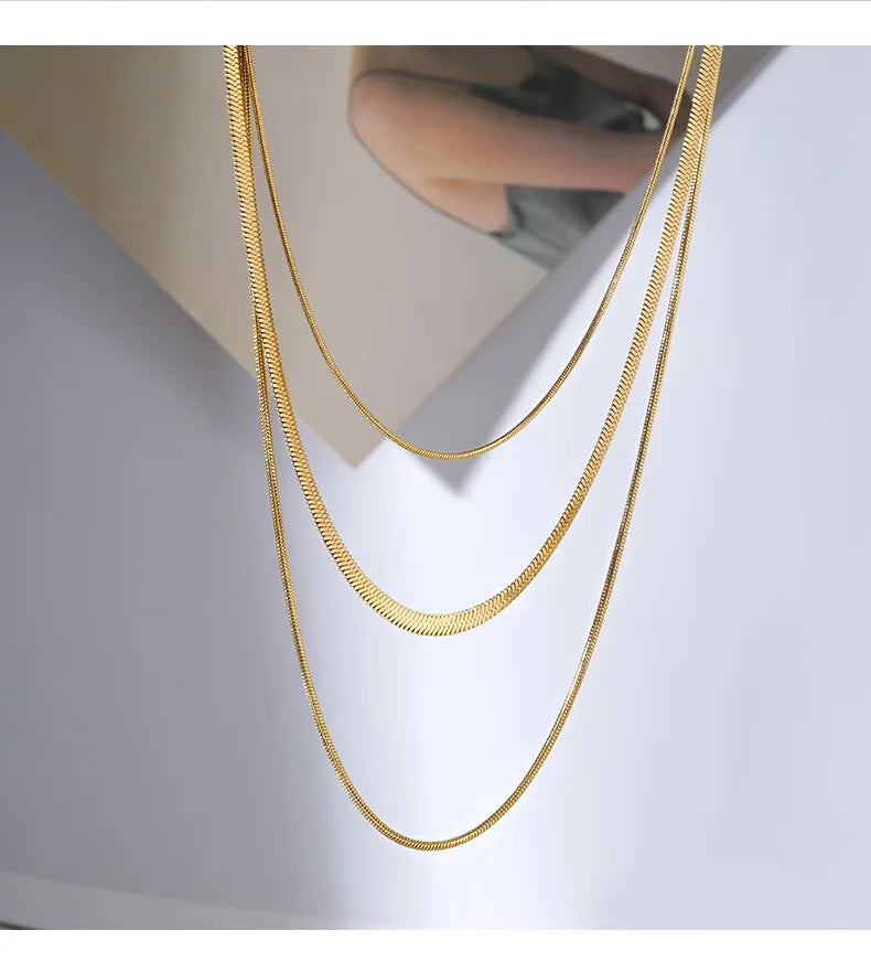 Collana “Trinity” – Connessione in Tre Fili Dorati