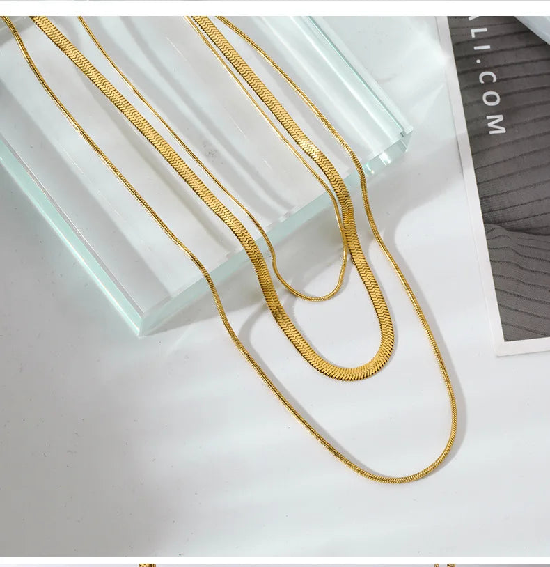 Collana “Trinity” – Connessione in Tre Fili Dorati