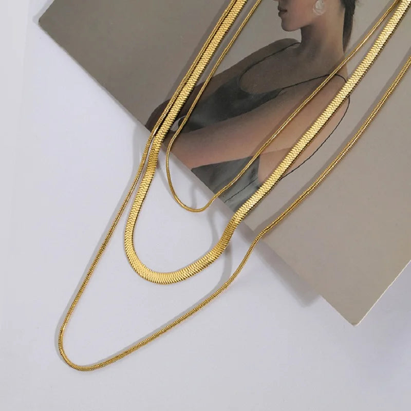 Collana “Trinity” – Connessione in Tre Fili Dorati