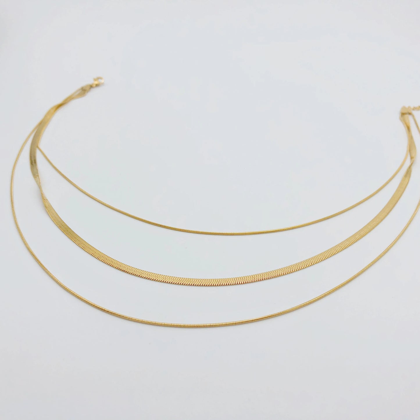 Collana “Trinity” – Connessione in Tre Fili Dorati