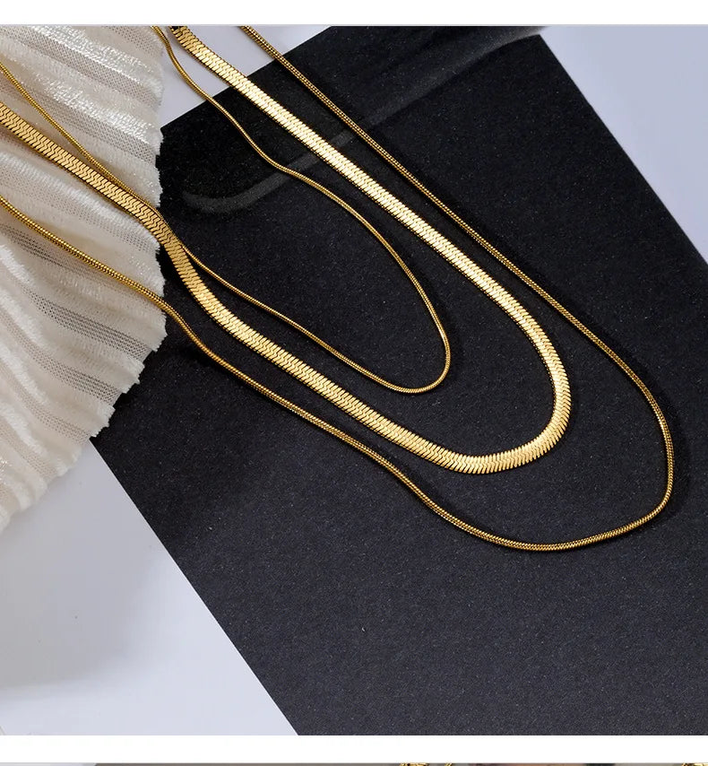 Collana “Trinity” – Connessione in Tre Fili Dorati