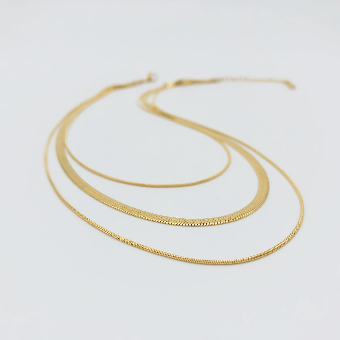 Collana “Trinity” – Connessione in Tre Fili Dorati