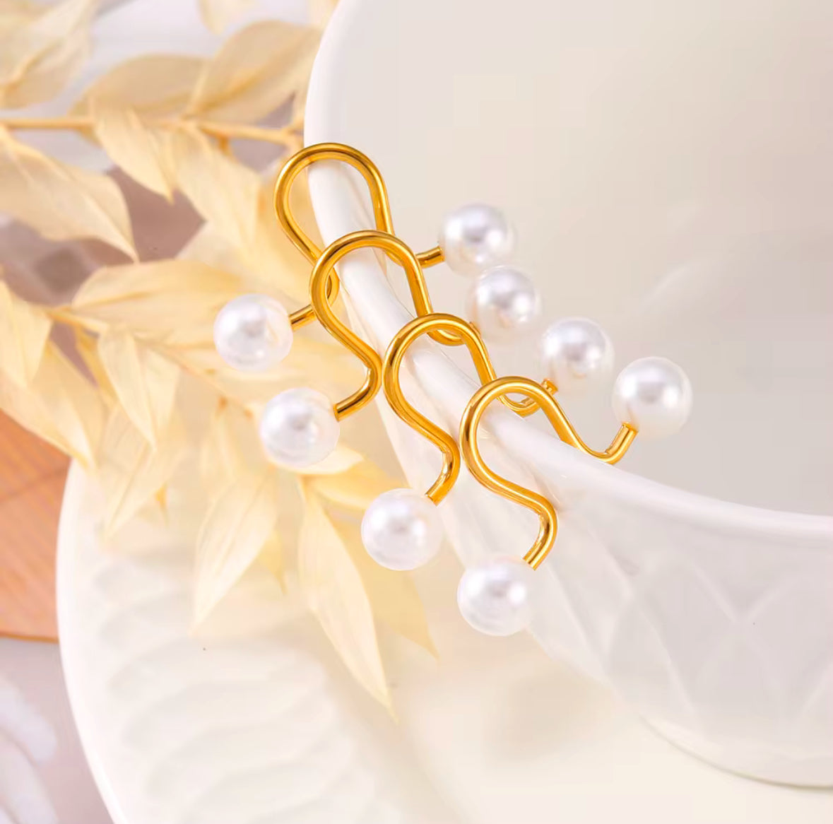 ear cuff dorato senza foro indossato – Minimalista ed elegante – SeliyaJewels