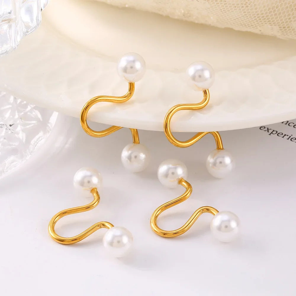 ear cuff dorato senza foro indossato – Minimalista ed elegante – SeliyaJewels