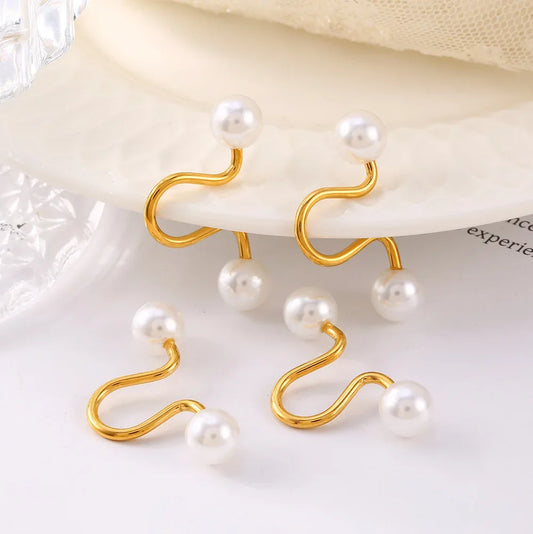 ear cuff dorato senza foro indossato – Minimalista ed elegante – SeliyaJewels