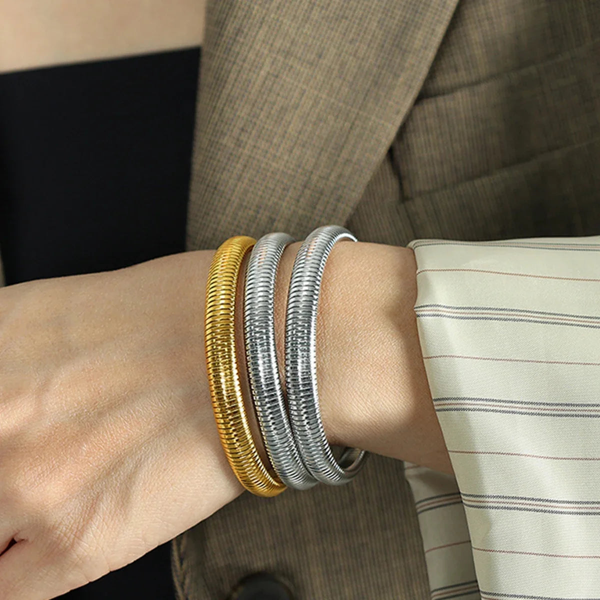 Bracciale “Aligned” – Armonia Essenziale in Oro