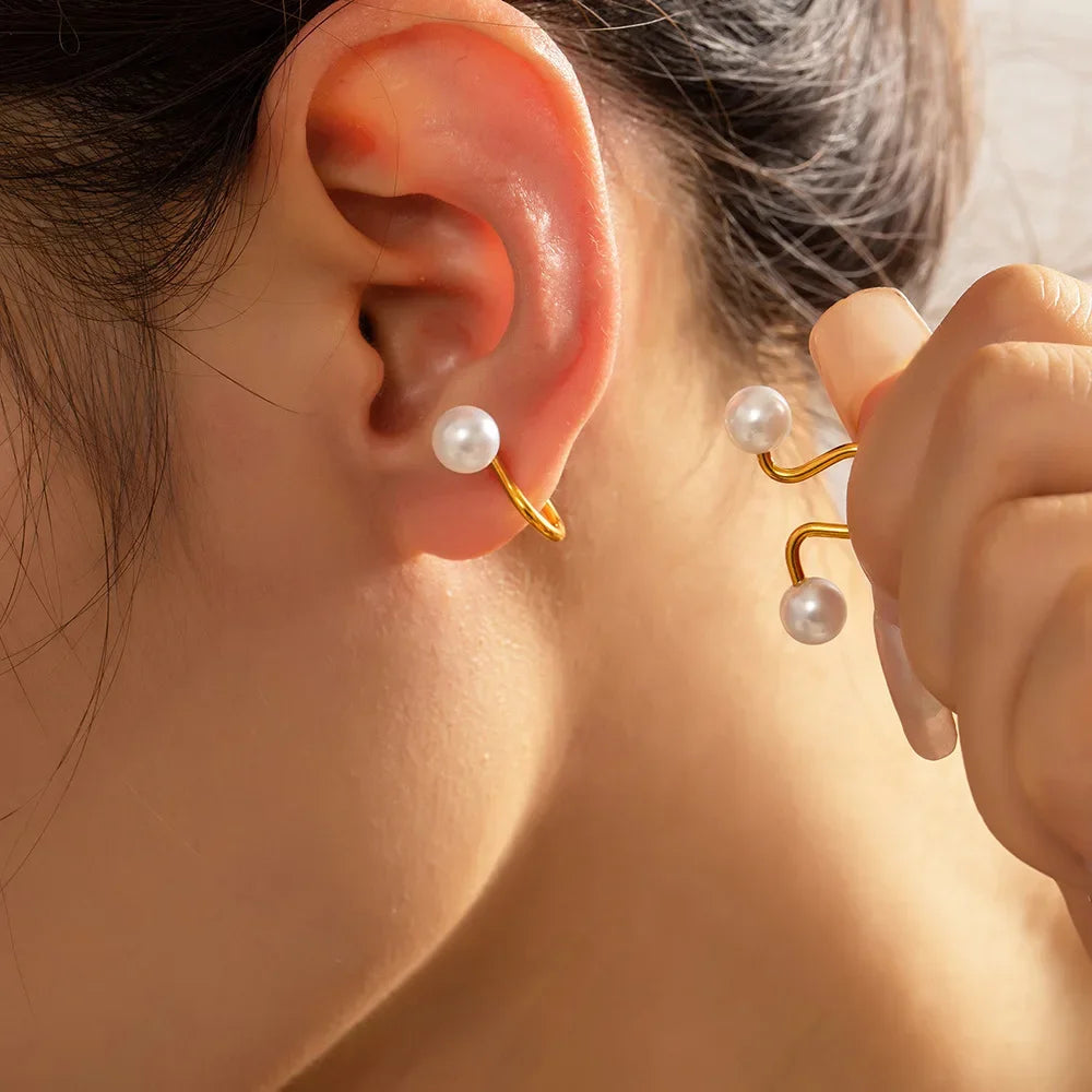 ear cuff dorato senza foro indossato – Minimalista ed elegante – SeliyaJewels