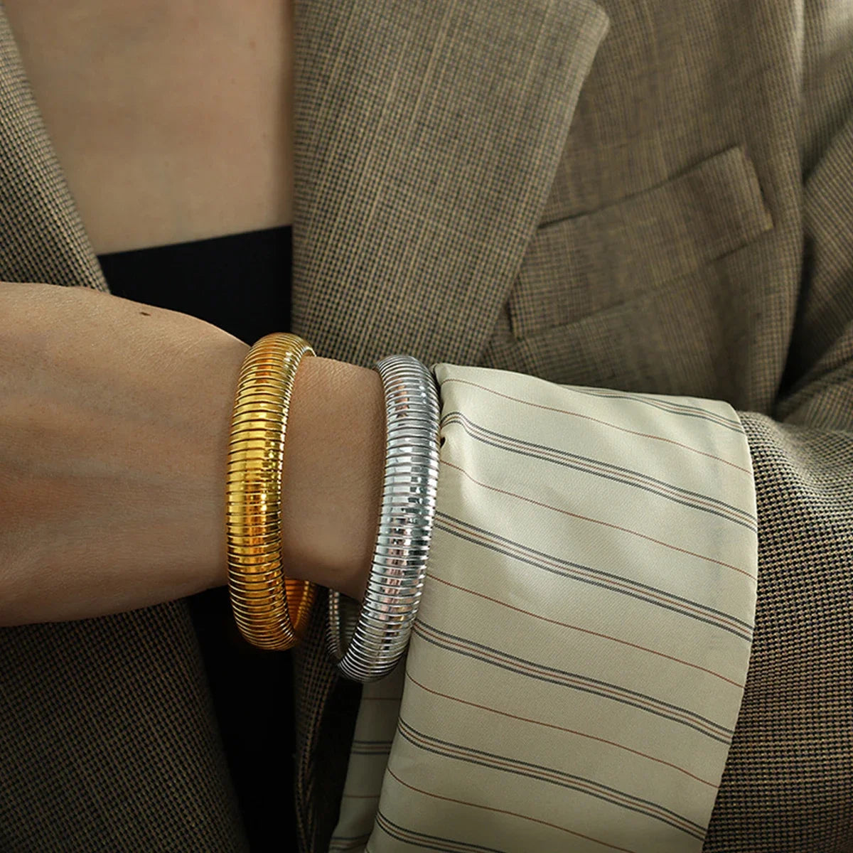 Bracciale “Aligned” – Armonia Essenziale in Oro