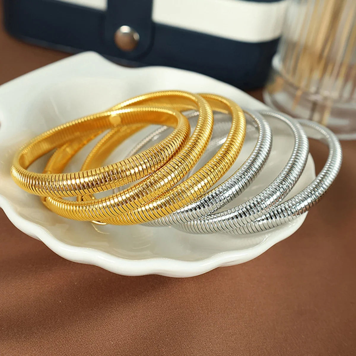 Bracciale “Aligned” – Armonia Essenziale in Oro