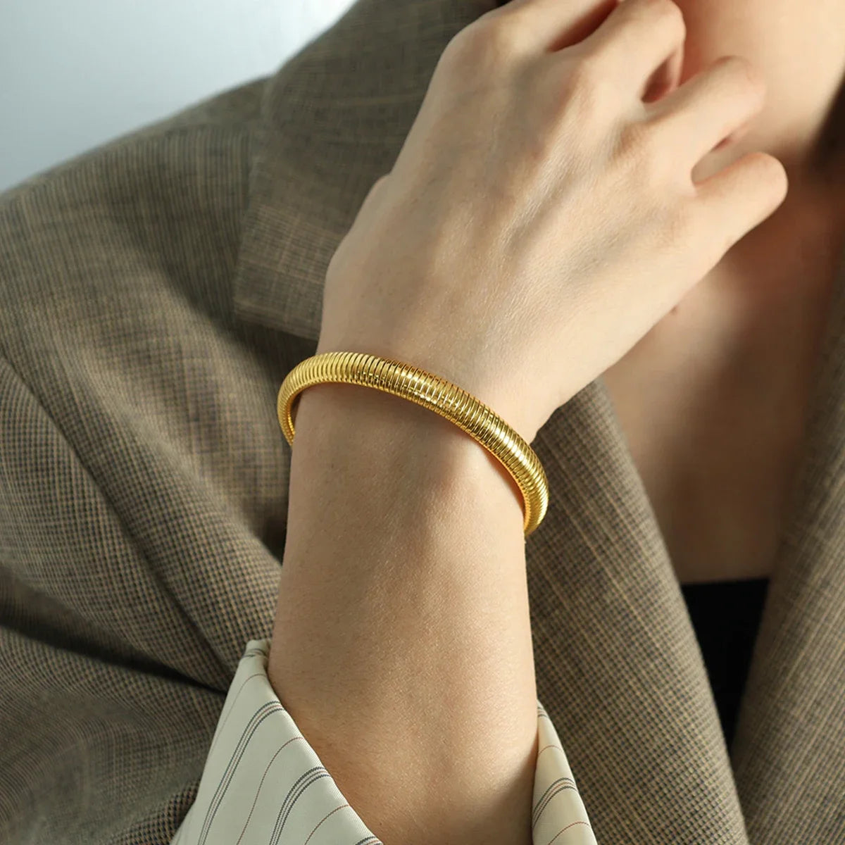 Bracciale “Aligned” – Armonia Essenziale in Oro